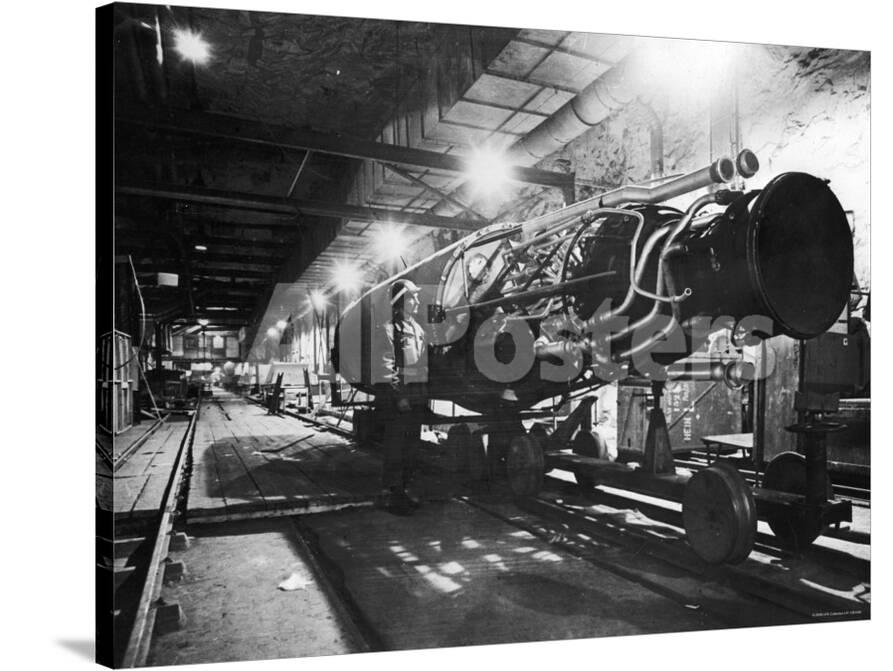 american-soldier-examining-a-v2-rocket-under-construction-in-an-underground-assembly-plant_a-G-3592092-4990704.jpg