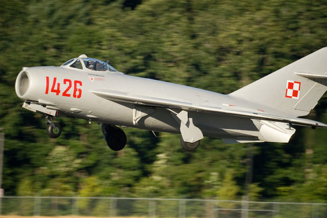 800px-MiG-17_landing_by_StuSeeger-640x426.jpeg