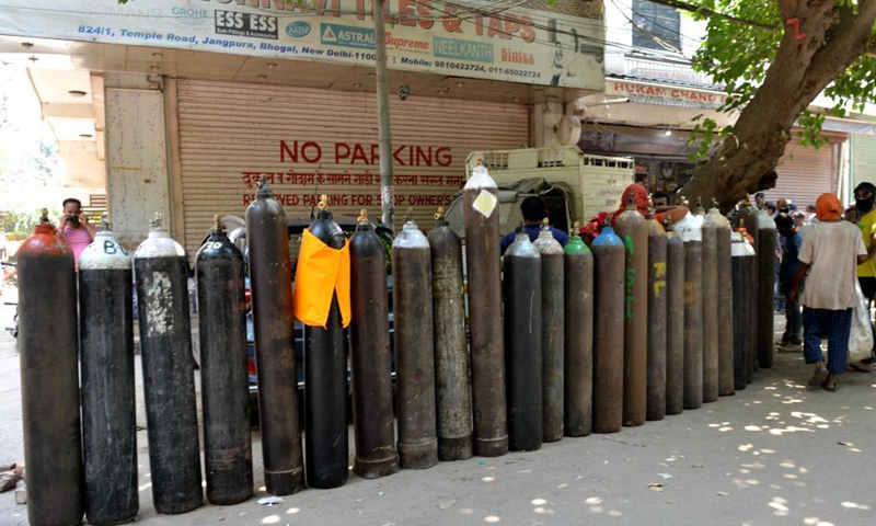 <em>People wait to refill oxygen cylinders for COVID-19 patients at Jangpura area in New Delhi, India, on May 5, 2021.(Photo: Xinhua)</em>
