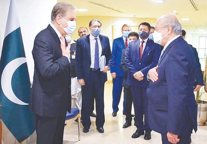 ISLAMABAD: Foreign Minister Shah Mahmood Qureshi welcomes his Uzbek counterpart Dr Abdulaziz Kamilov to the  Foreign Office on Wednesday.—White Star