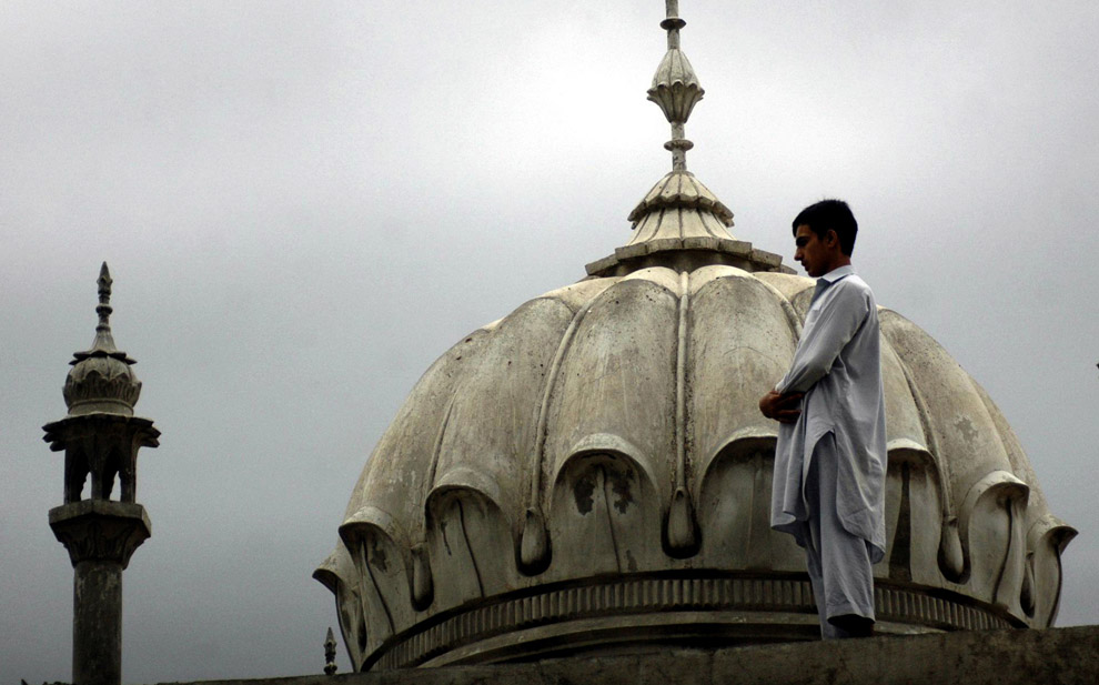 20-pakistani-man-on-roof.jpg