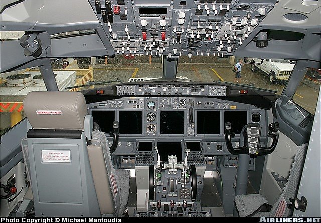 Boeing+737-800+Cockpit+%25285%2529.jpg