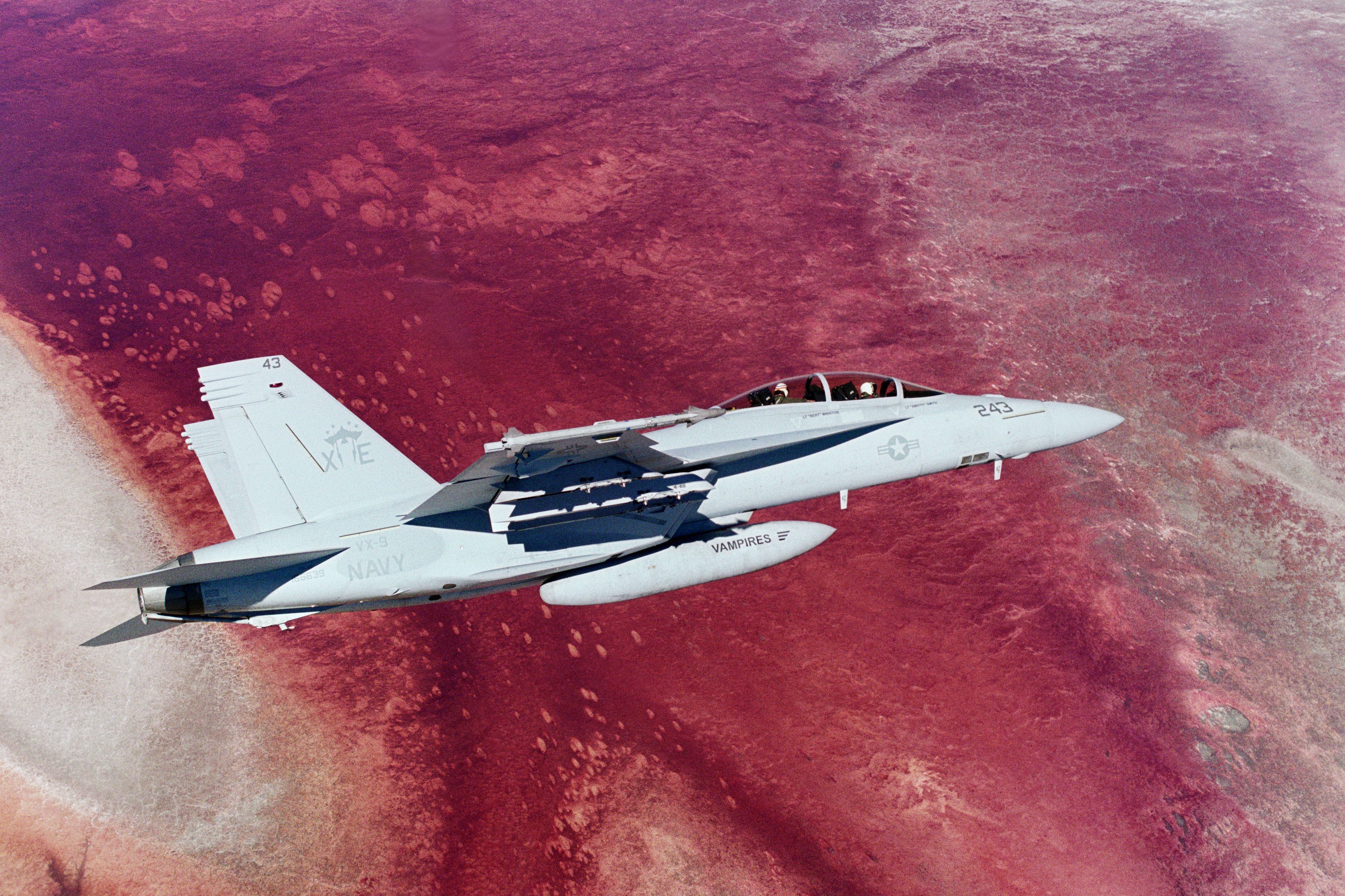 US_Navy_051215-N-9277A-001_An_F-A-18F_Super_Hornet_assigned_to_Air_Test_and_Evaluation_Squadron_Nine_(VX-9)_conducts_an_operation_test_mission,_while_over_the_Owens_Lake_in_the_vast_Eastern_High_Sierra_and_Mojave_test_ranges.jpg