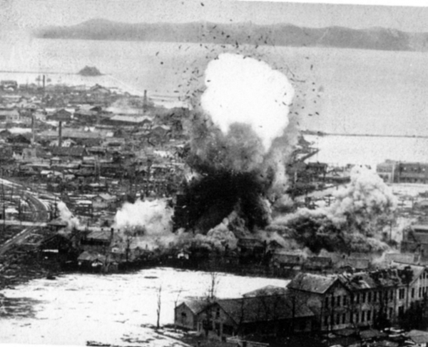 Bombing_Wonsan_Harbor_1950.jpg
