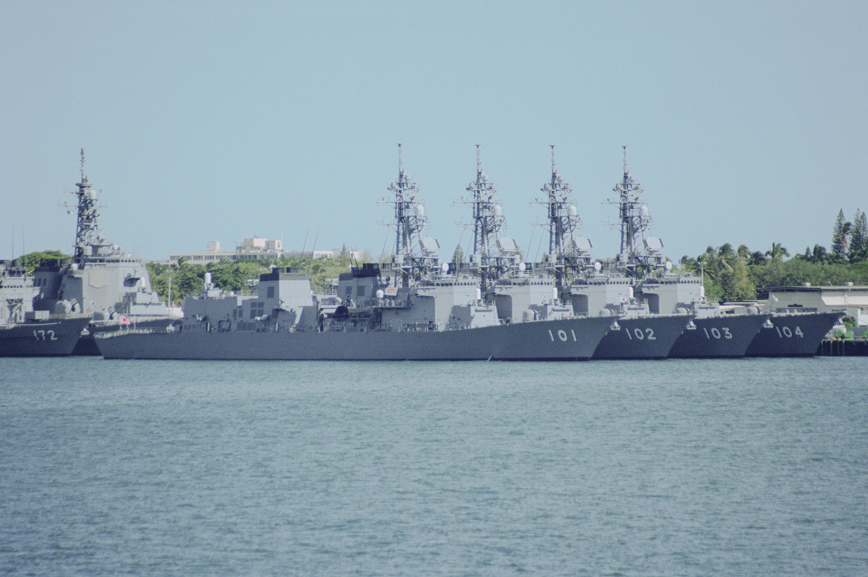 Murasame_class_destroyers_in_Pearl_Harbor.jpg
