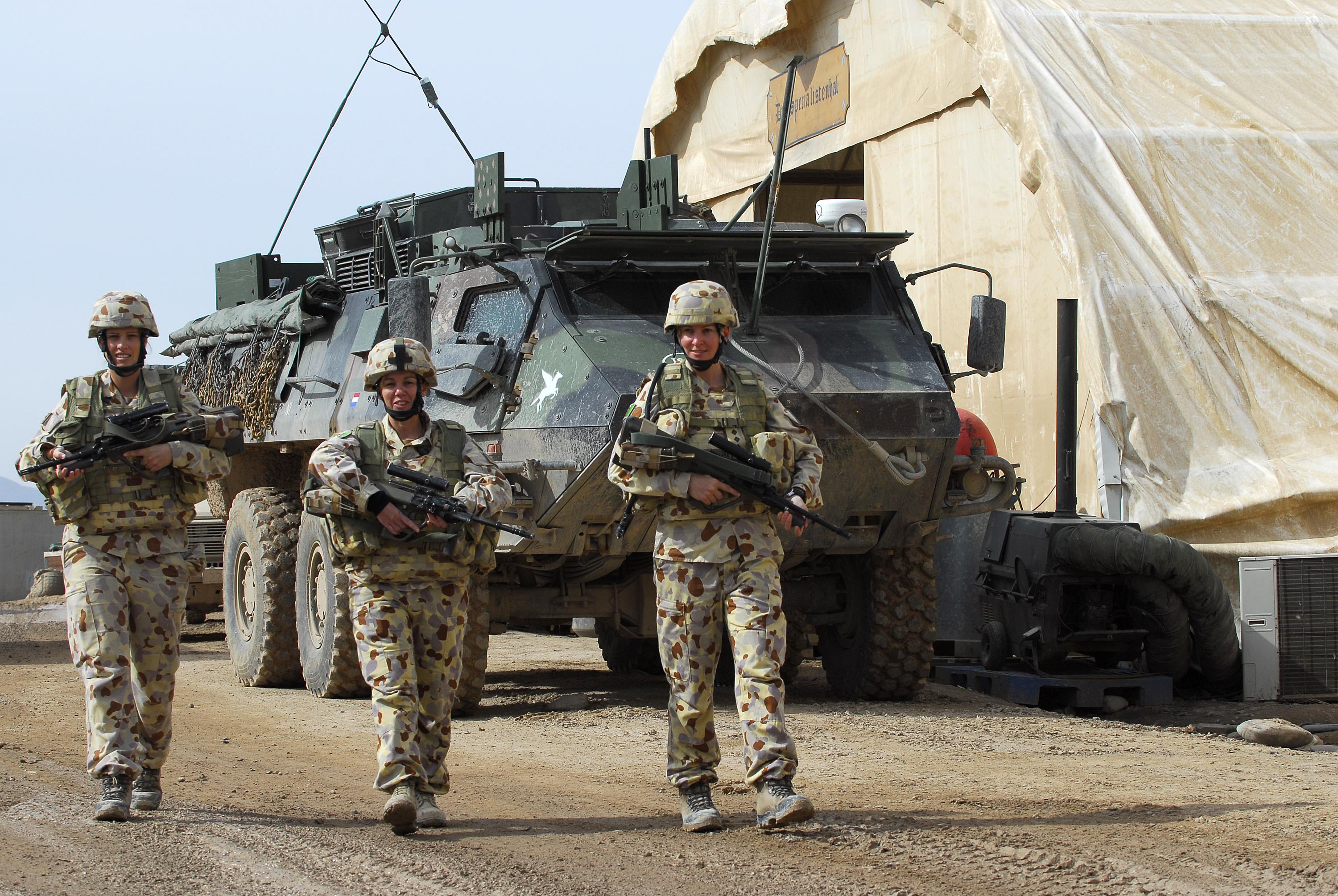 Female_Australian_soldiers_Afghanistan.jpg