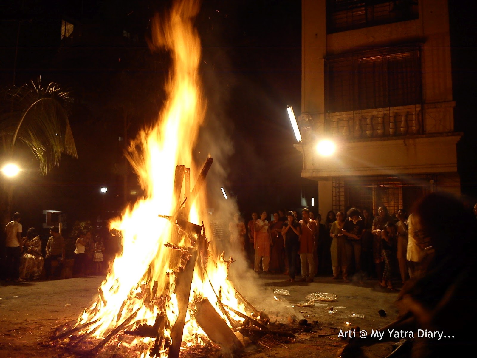 People+Praying+to+the+Holika+Dahan+bonfire.jpg