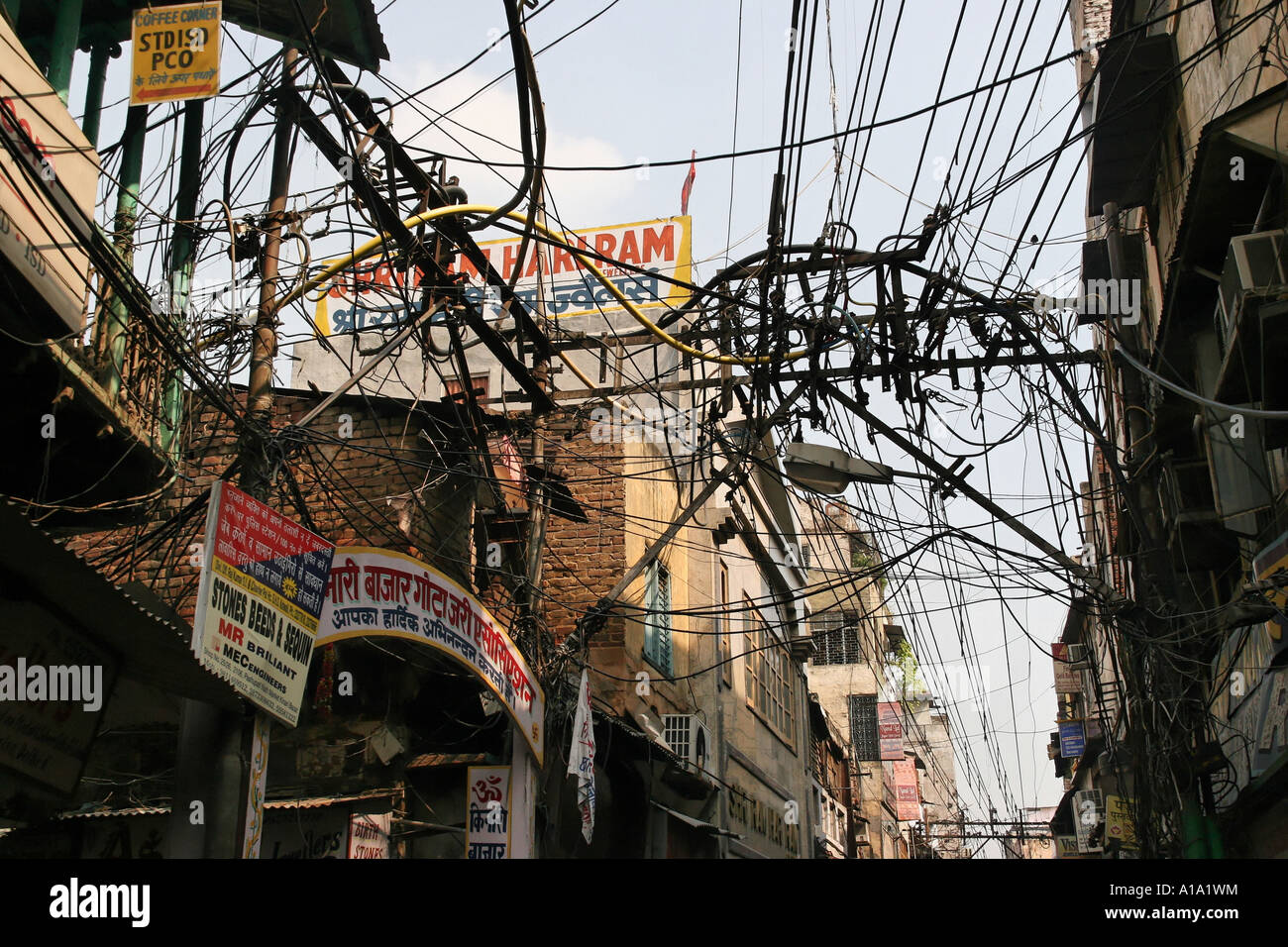 delhi-india-power-cords-chaos-criss-cross-above-the-streets-downtown-A1A1WM.jpg