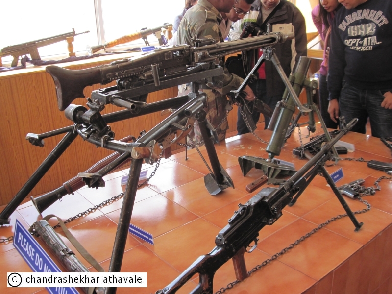 pakistani-arms-captured-at-kargil.jpg