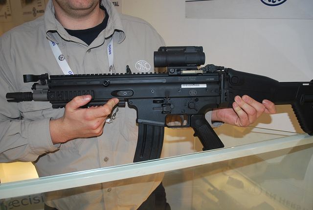 Scar-assault_rifle_Belgium_FN_Herstal_7-62mm_at_DefExpo_2012_defence_exhibition_New_Delhi_march_2012_001.jpg