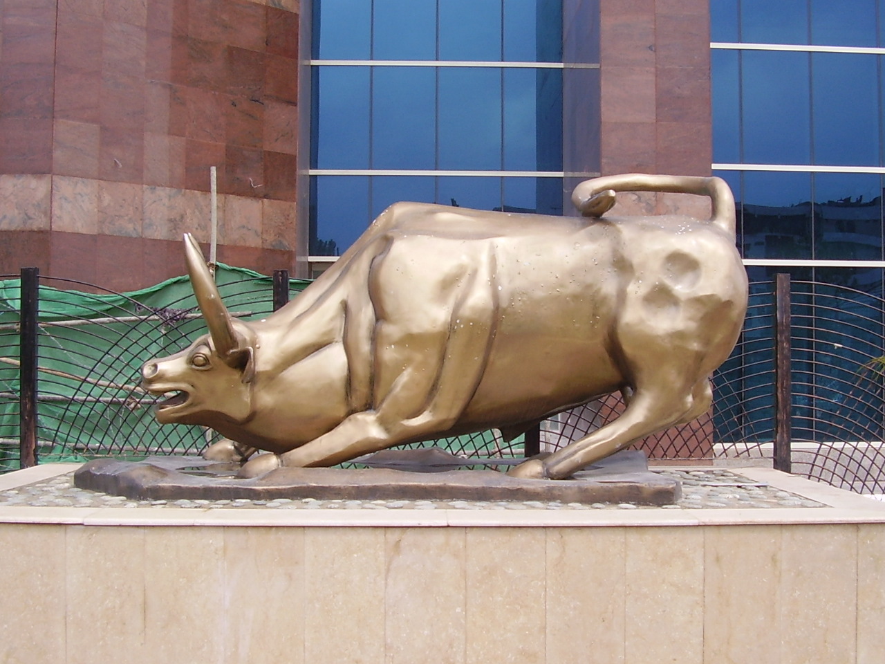 Islamabad_Stock_Exchange_Bull.JPG