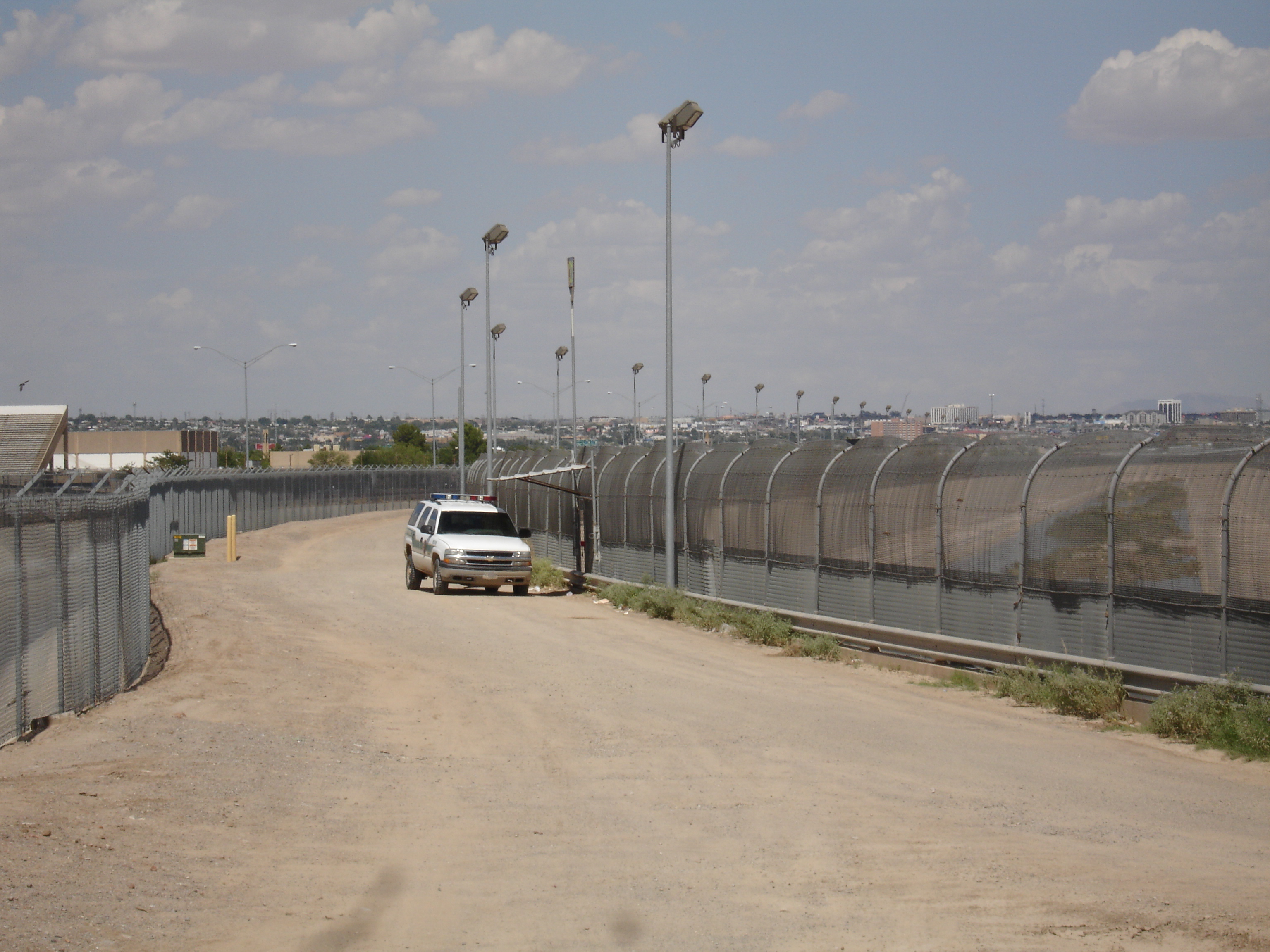 US-Mexico_border_fence.jpg