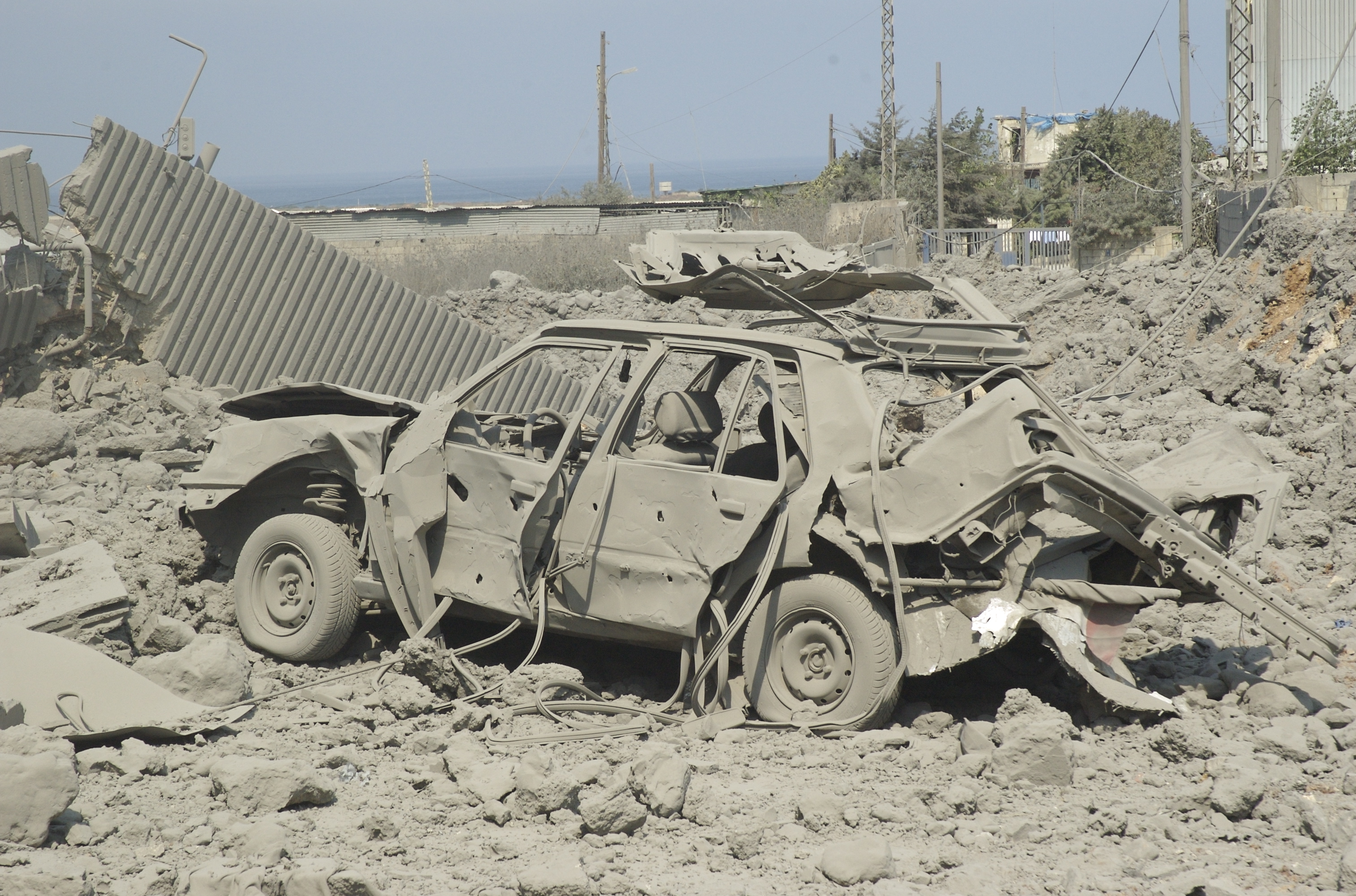 Lebanese_car_destroyed_in_bombardment_July_20_2006.jpg