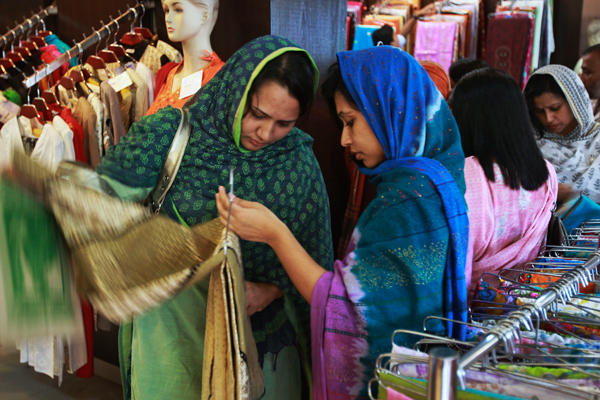 muslim-women-shopping-in-bangladeshi.jpg