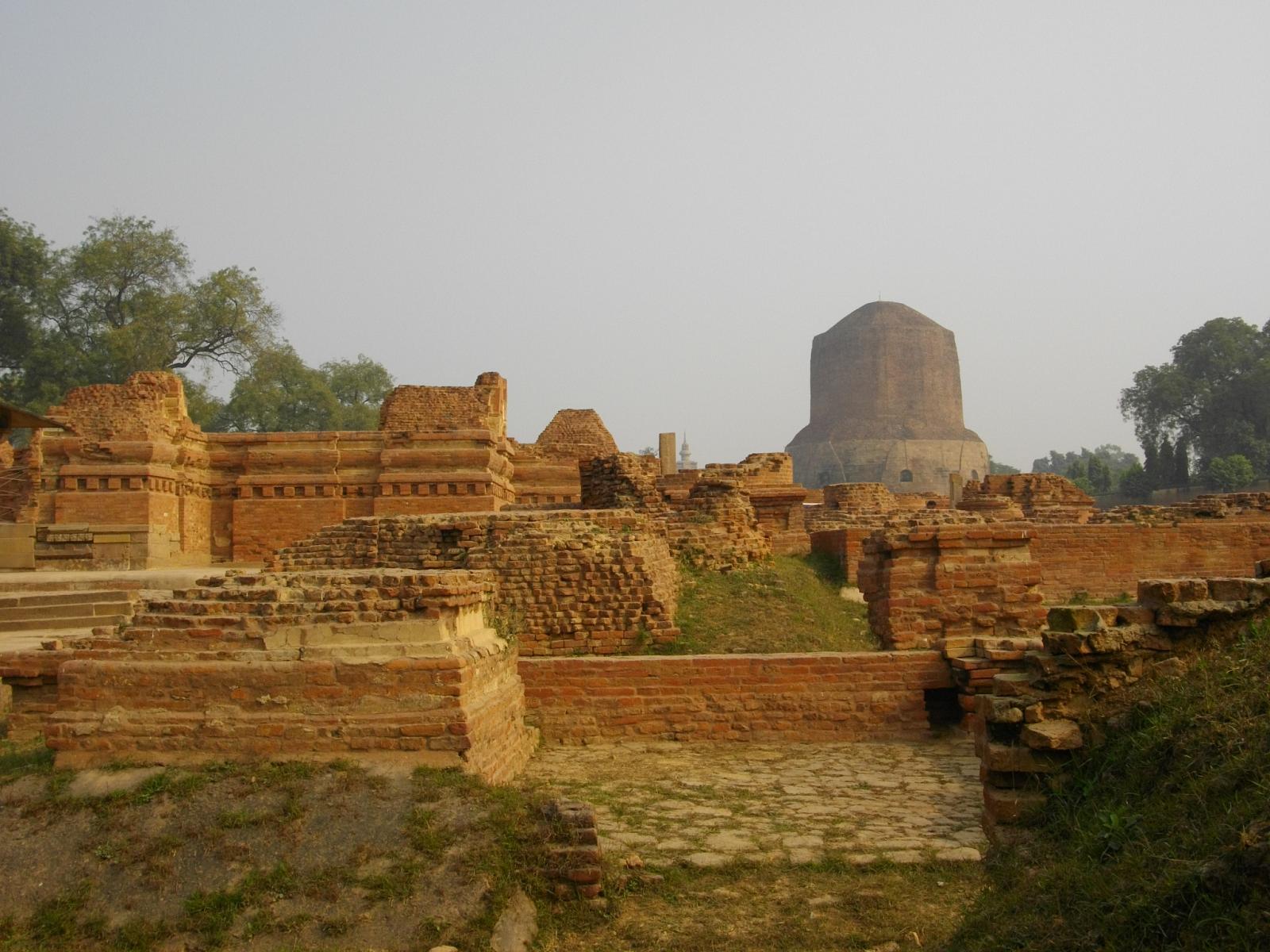 Ancient_Buddhist_monasteries_near_Dhamekh_Stupa_Monument_Site,_Sarnath.jpg