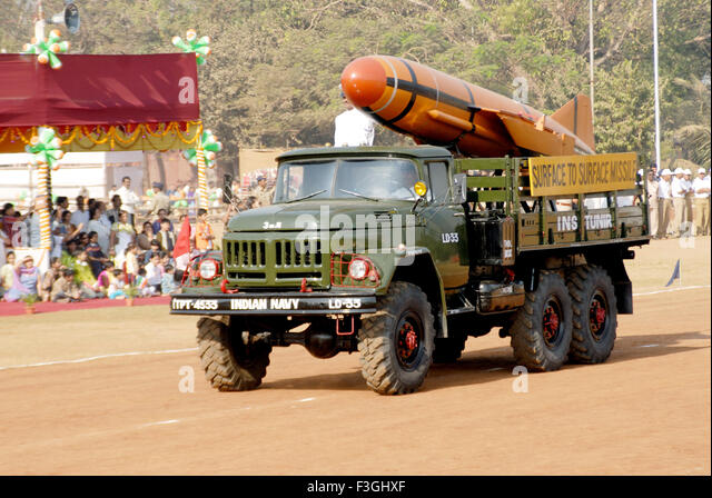 republic-day-indian-weapons-pared-bombay-now-mumbai-maharashtra-india-f3ghxf.jpg