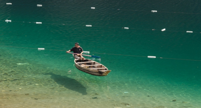 umngot-river-meghalaya-boats-flying-in-air-niharonline.jpg