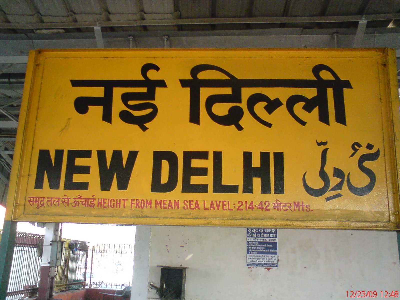 New_Delhi_railway_station_board.jpg