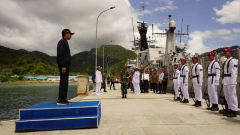 presiden-joko-widodo-saat-berada-diatas-kri-usman-harun-di-natuna.-kumparan.jpg