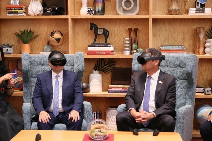Vietnam Prime Minister Pham Minh Chinh (L) and a representative of Meta experience artificial reality technology at the headquarters of Meta in the U.S. on Sep. 18, 2023. Photo by Duong Giang