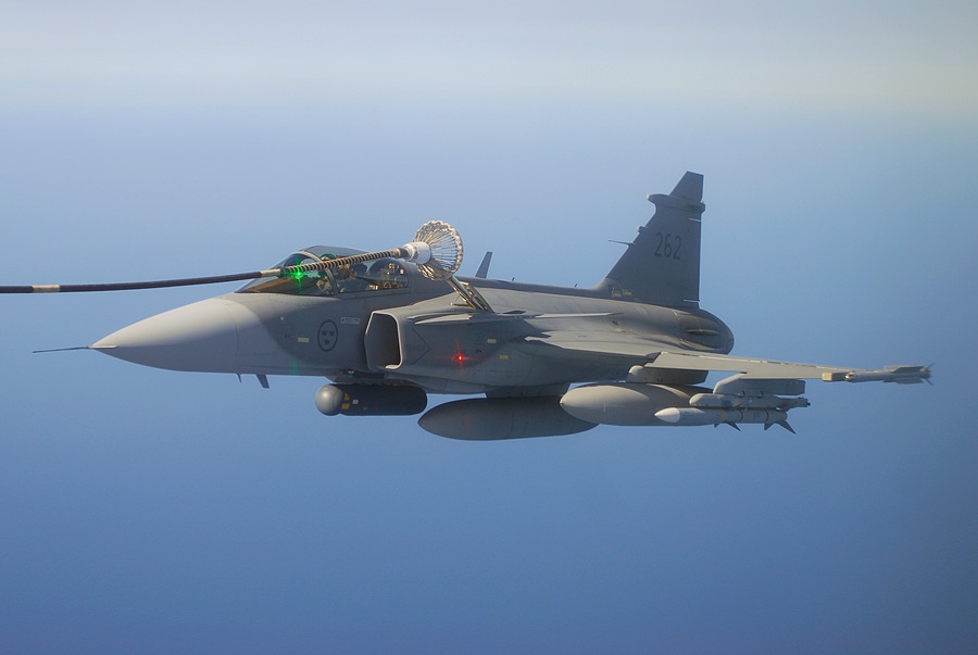 Gripen-reabastecendo-em-primeira-miss%C3%A3o-sobre-a-L%C3%ADbia-foto-For%C3%A7as-Armadas-Francesas.jpg