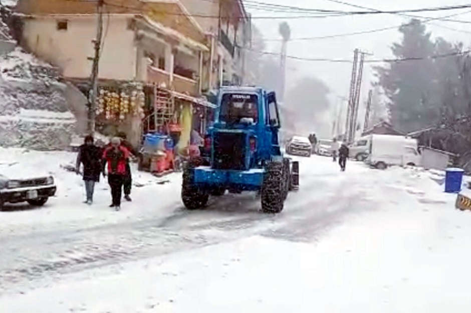 heavy-machinery-busy-in-removing-snow-road-after-heavy-snowfall-of-winter-season-at-nathiagali-road-in-abbottabad.-ppi-1578382062.jpg