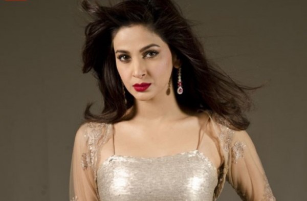 saba-qamar-hot-600x393.jpg