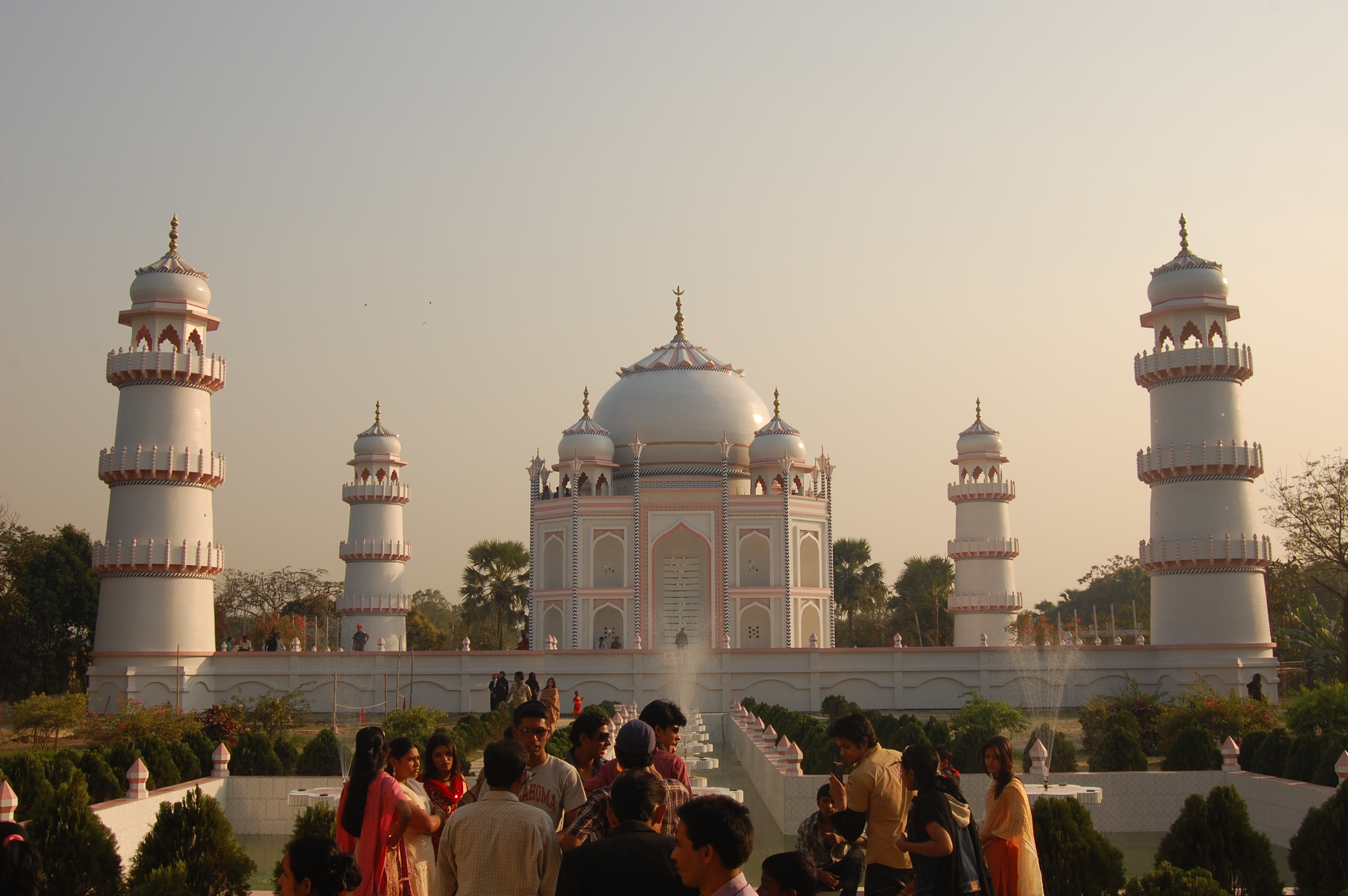 Taj_Mahal_Replica_In_Bangladesh.JPG