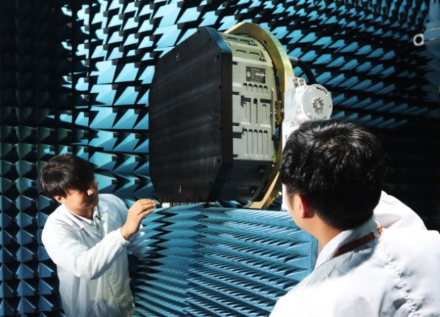 South_Korea_unveils_AESA_radar_prototype_for_homegrown_KF_X_fighter_projectjp_640_001.jpg