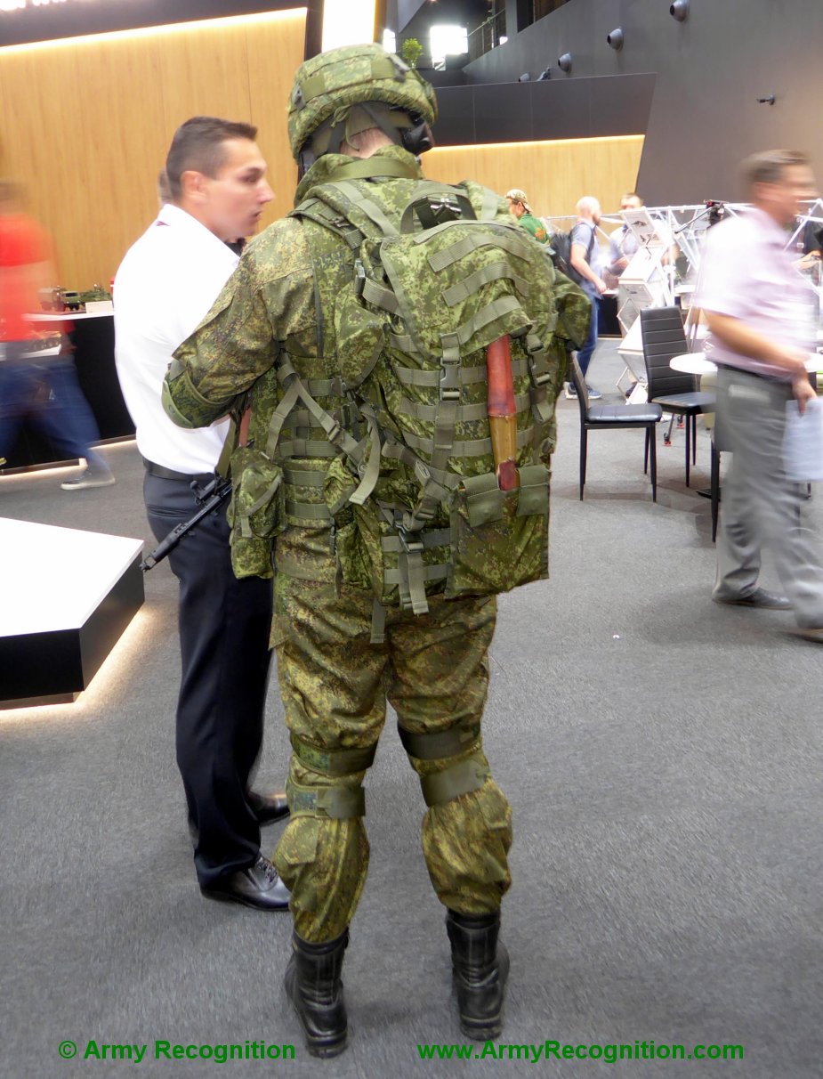 Russian_servicemen_receive_new_Ratnik_combat_gear_2.JPG