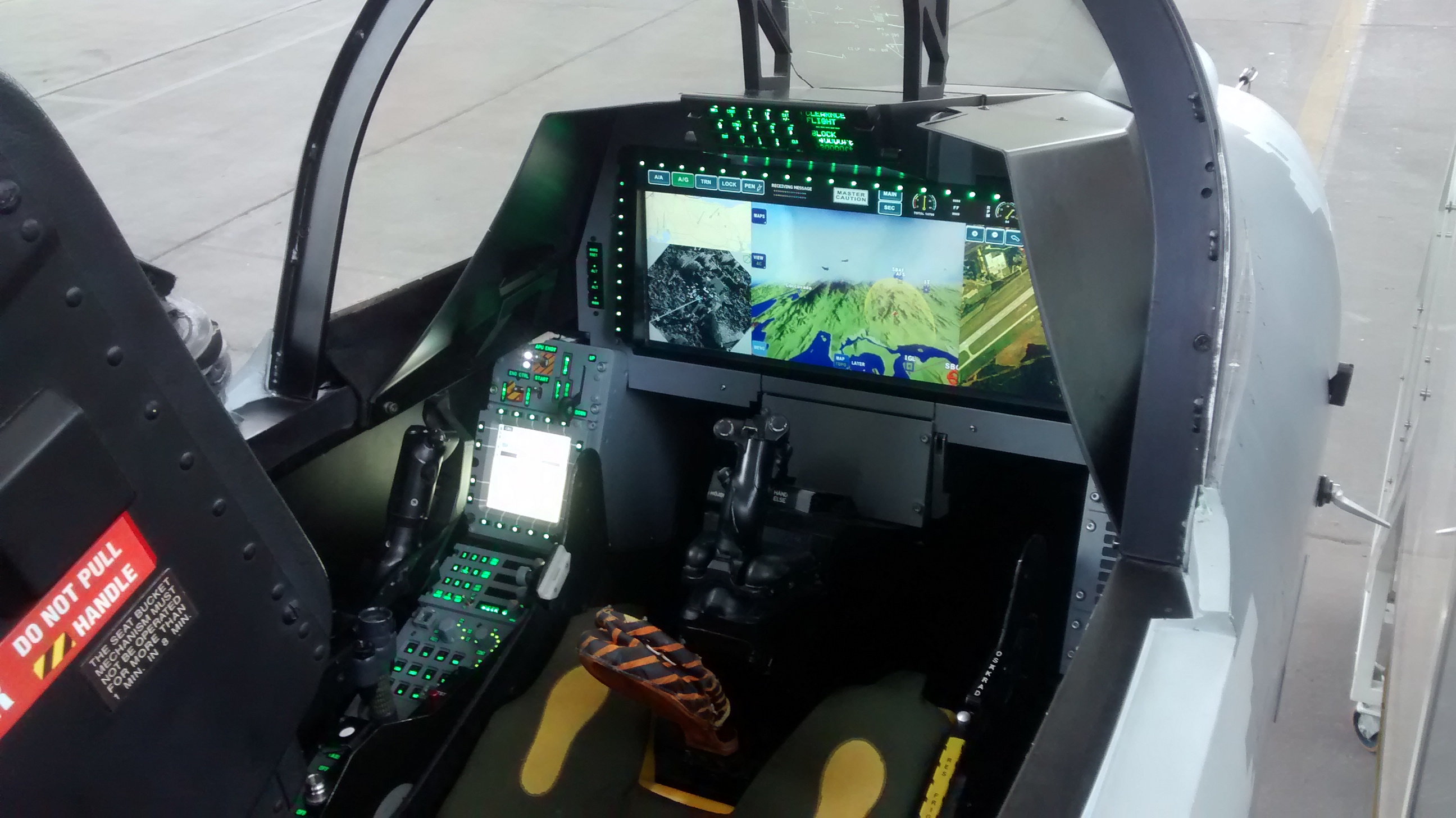 Cockpit-do-mockup-do-Gripen-NG-presente-no-Dia-da-Avia%C3%A7%C3%A3o-de-Ca%C3%A7a.jpg