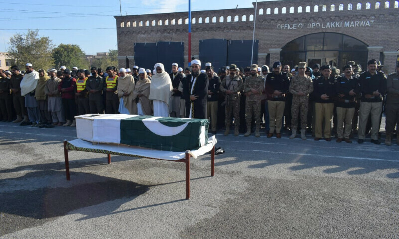 <p>Funeral prayers of police constable Tehsinulllah, who succumbed to injuries following an attack on a police checkpost in Lakki Mar, were offered on Sunday morning. — Photo by Imtiaz Taj</p>