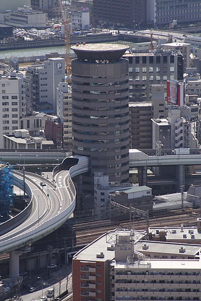 400px-Building_penetrated_by_an_expressway_001_OSAKA_JPN.jpg