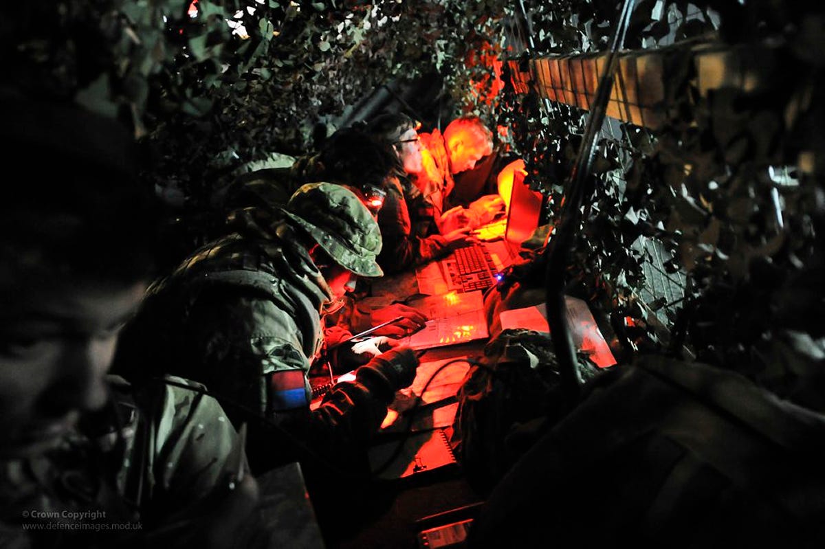 army-regulars-and-reservists-often-work-alongside-each-other-like-this-exercises-at-an-artillery-aiming-post.jpg