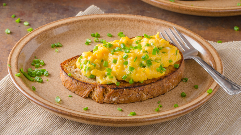 scrambled-eggs-english-style-1666298246.jpg