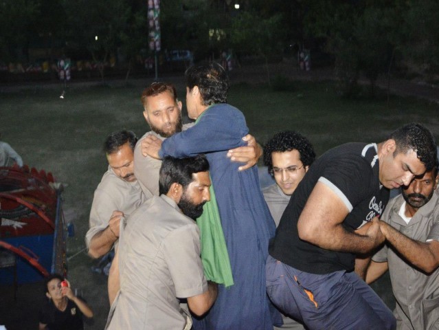 545567-ImranKhanfalling-1367956154-738-640x480.jpg