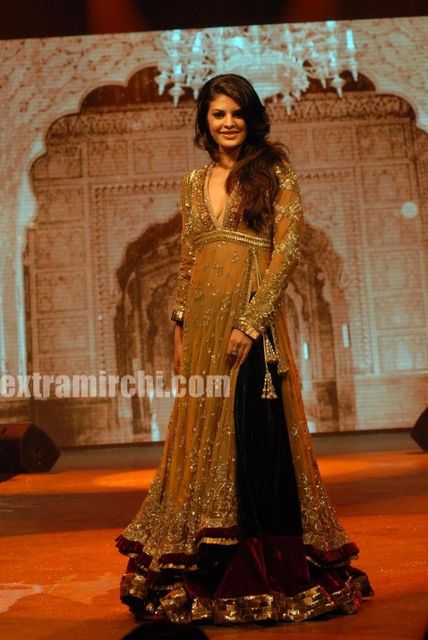 normal_Jacqueline_Fernandez_as_showstopper_for_Manish_Malhotra_at_the_IIFA_Fashion_Extravaganza.JPG