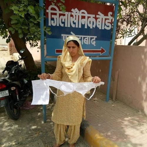 haryana-lady-sent-56-inch-blouse-to-pm-modi_1494483174.jpeg