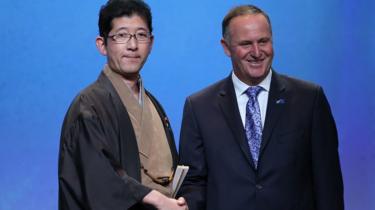 _88091453_japanstateministerofcabinetofficeshuichitakatoriwithnewzealandprimeministerjohnkey.jpg