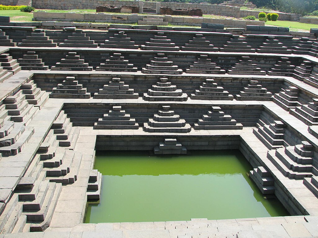 1024px-Temple_stepped_tank_of_the_Vijayanagara_Empire_10-31-2008_1-29-26_PM.JPG