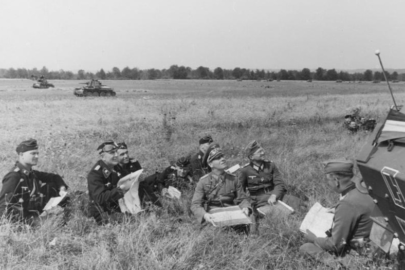 Bundesarchiv_Bild_146-1972-045-08%2C_Westfeldzug%2C_Rommel_bei_Besprechung_mit_Offizieren.jpg