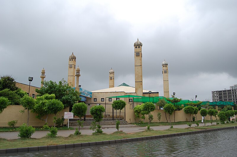 800px-Mosque_in_DHA%2C_Karachi.JPG