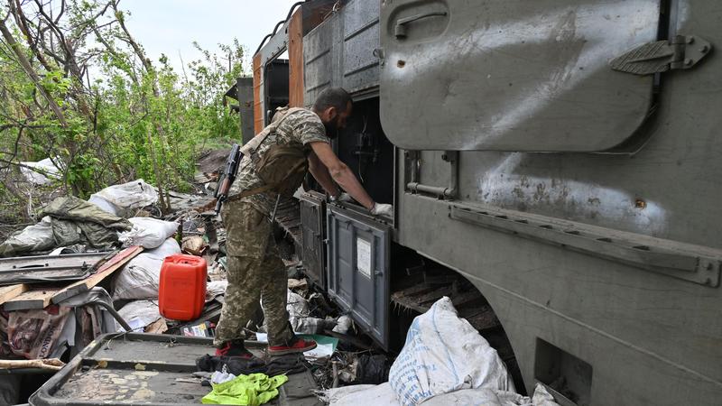 Charkiw: Ein ukrainischer Soldat inspiziert ein russisches Fahrzeug nahe Mala Rogan, östlich von Charkiw.