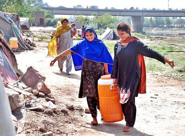 womwn-fetching-water.jpg