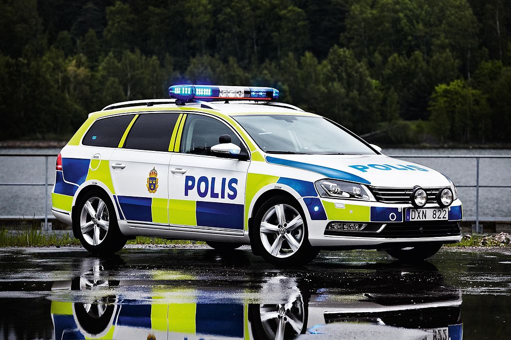 1024px-VW_Passat_Swedish_Police_Car_001.jpg