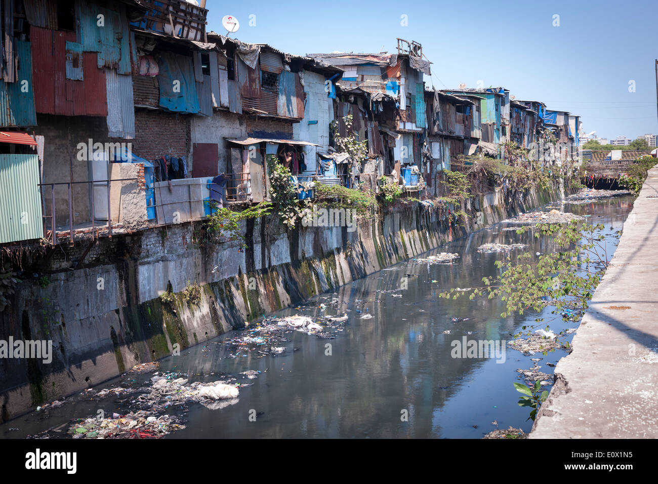 one-million-people-live-in-the-240-hectare-dharavi-slum-mumbai-india-E0X1N5.jpg