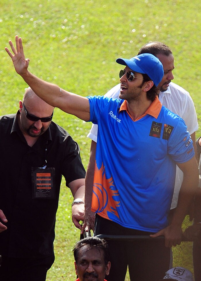 hrithik-waving.jpg