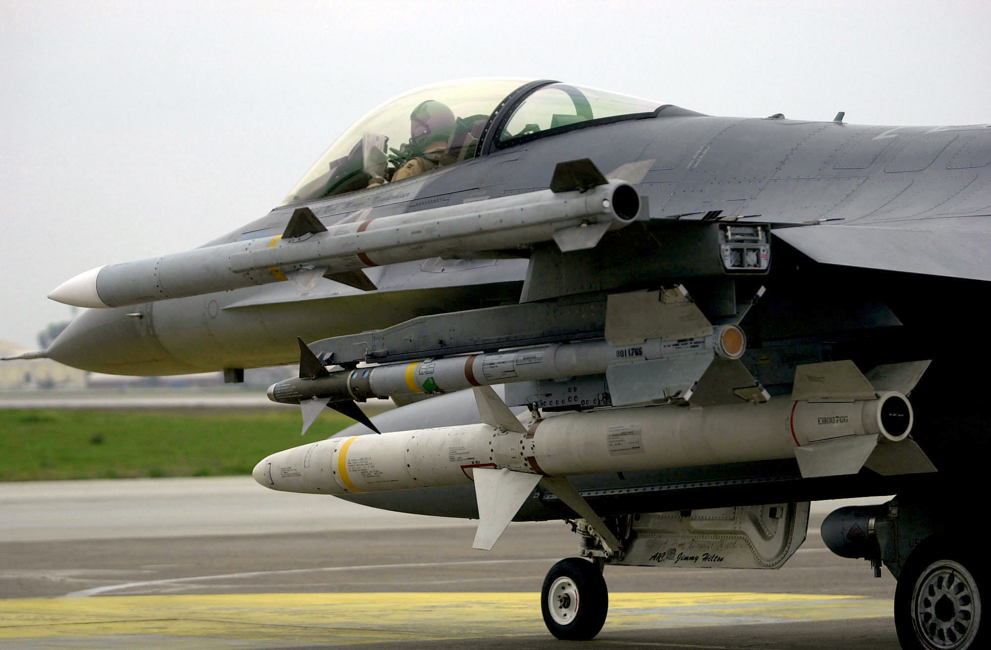 AIM-9_AIM-120_and_AGM-88_on_F-16C.jpg