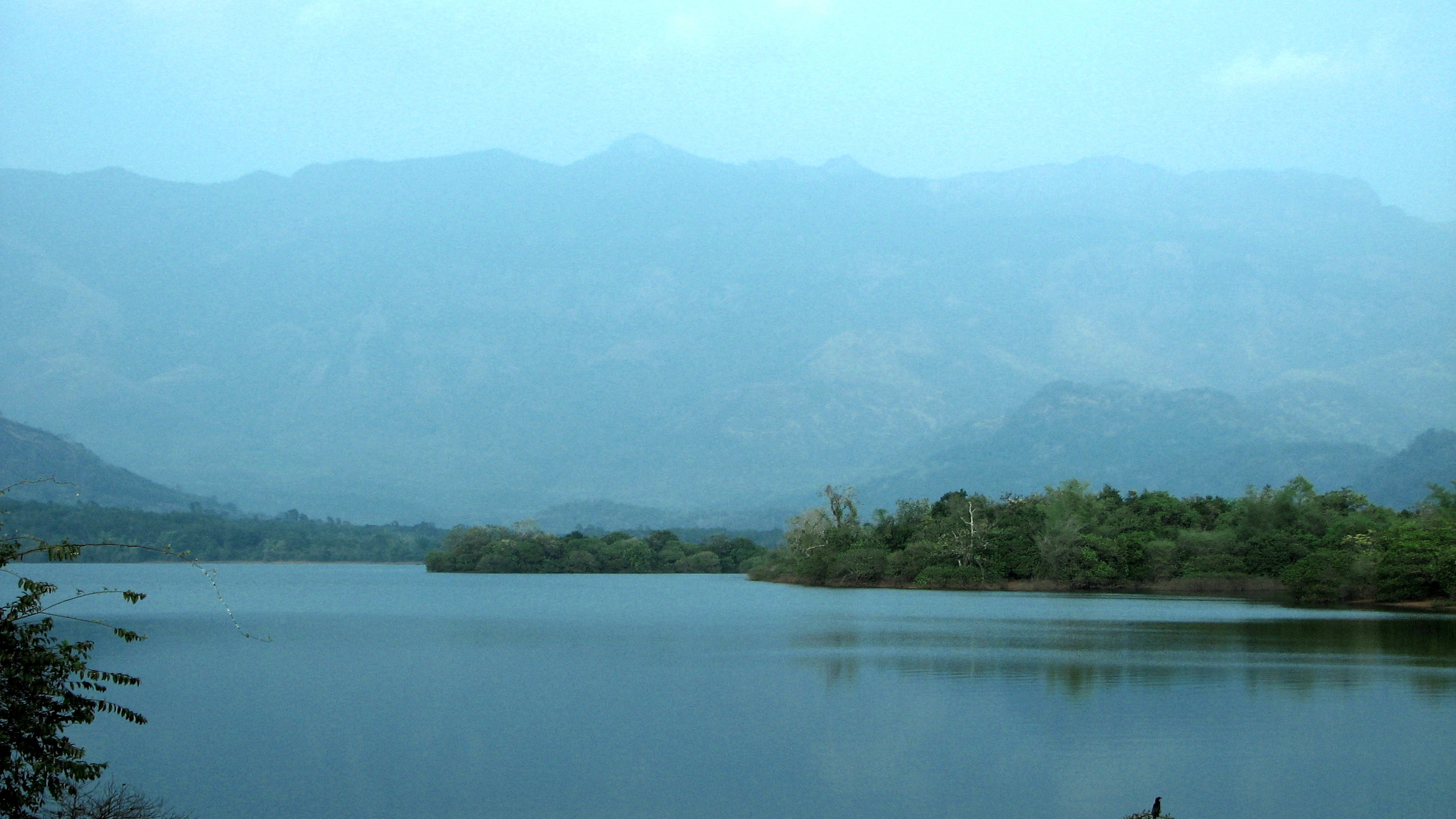 Pechiparai_Dam,_with_a_scenic_view_of_the_Western_Ghats.JPG