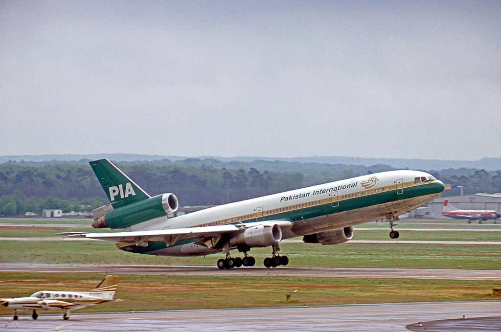 Douglas_DC-10-30_AP-AYM_PIA_FRA_08.05.77.jpg